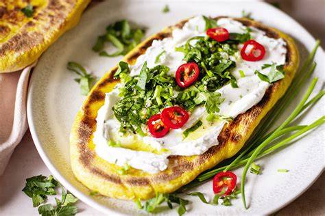 Frisch gebackenes Naanbrot mit Blaubeer-Brombeer-Marmelade