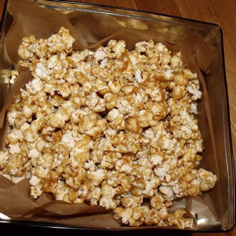 Frisch gebackenes knuspriges Karamell Popcorn in einer Kinobox