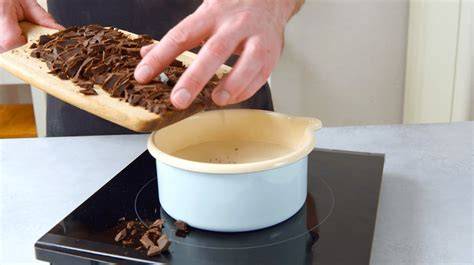 Frisch gehackte Schokolade und Kokoschips