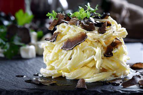 Frisch gehobelter weißer Trüffel über Pasta