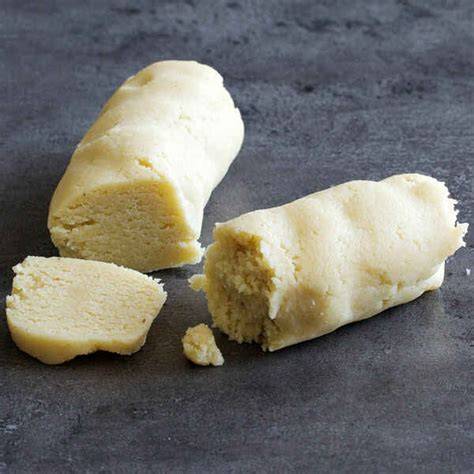 Frisch geknetetes Marzipan mit Rosenwasser und Bittermandelöl
