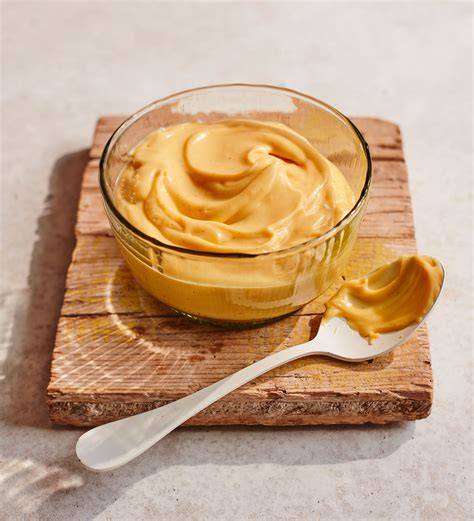 Frisch gekochte Crème Pâtissière in einer Glasschüssel