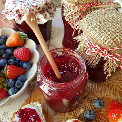 Frisch gekochte Marmelade in Gläsern, Deckel mit Kondenswasser