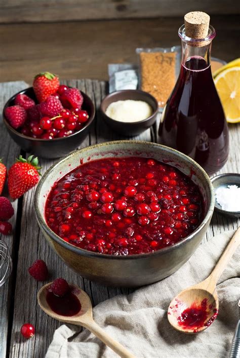Frisch gekochte Rote Grütze mit verschiedenen Beeren in einem Topf