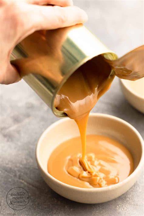 Frisch gekochtes Dulce de Leche aus Milchmädchen