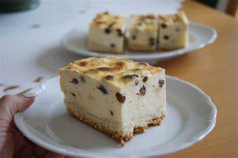 Frisch geraspeltes Marzipan über Kuchen streuen