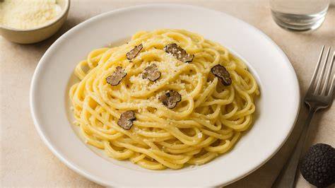 Frisch geriebener Parmesan mit Trüffelbutter und Pasta