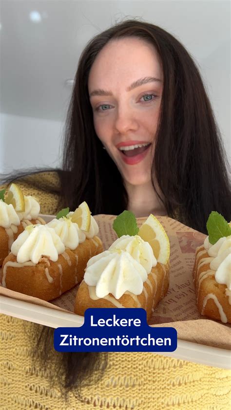 Frisch geschichtetes Buttermilch-Erdbeer-Dessert mit Minze und Zitronenscheiben