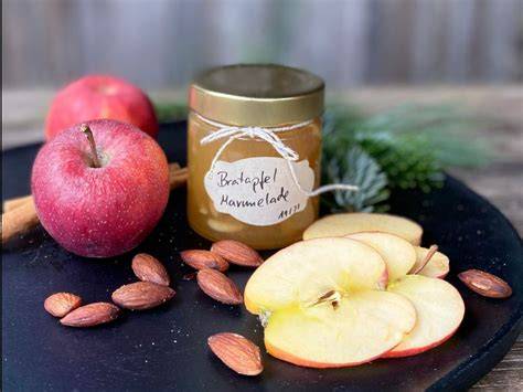 Frisch geschnittene Äpfel und Mandeln zum Anrösten für Bratapfel Marmelade