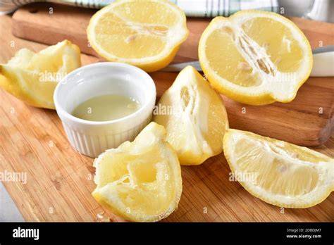 Frisch geschnittene Apfelwürfel in Schüssel mit Zitronensaft