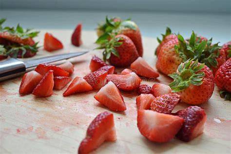 Frisch geschnittene Erdbeeren auf Schneidebrett
