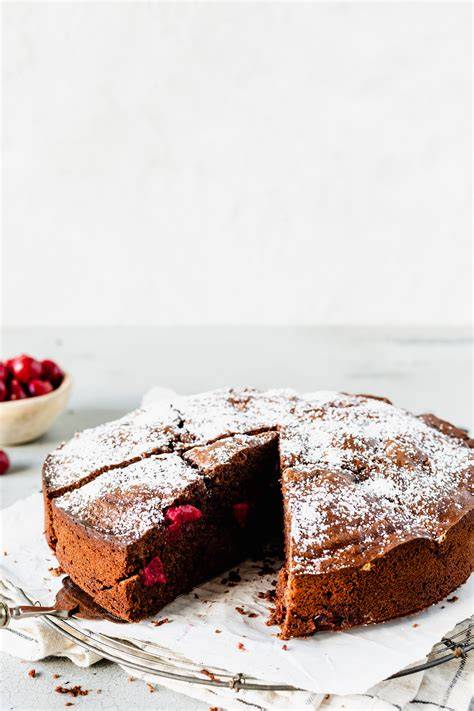 Frisch geschnittener Schoko-Kirsch-Kuchen auf Kuchenrost