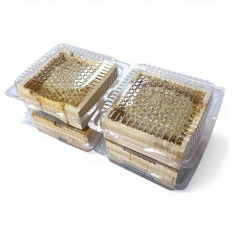 Frisch geschnittener Wabenhonig in einer Verpackung