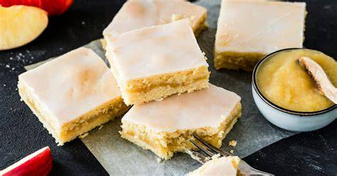 Frisch geschnittener gedeckter Apfelmus-Blechkuchen mit Zuckerguss
