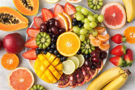 Frisch geschnittenes Obst auf einer Obsttorte
