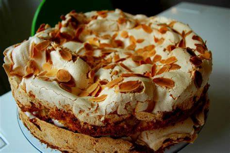 Frisch gestrichene Torte nach dem ersten Durchgang