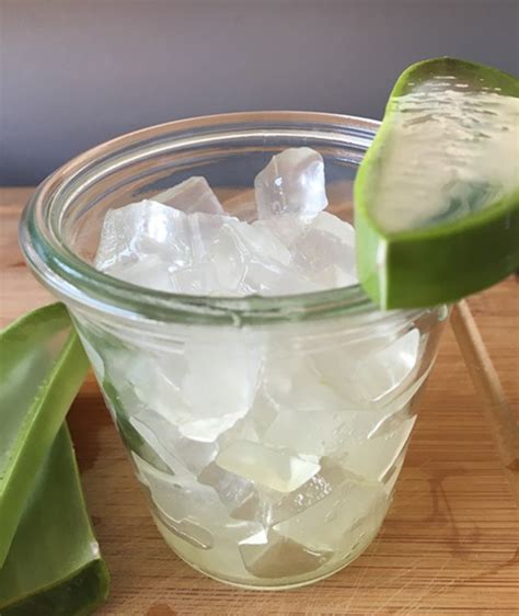 Frisch gewonnenes Aloe Vera Gel im Glas