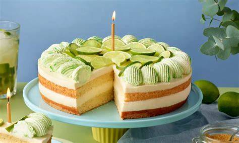 Frisch glasierte Gin Torte mit Limettenscheiben und Gin-Dekoration auf einem Servierteller