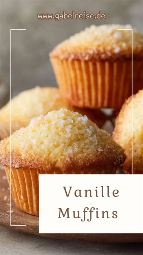Frisch glasierte Vanille-Muffins auf einem Gitter