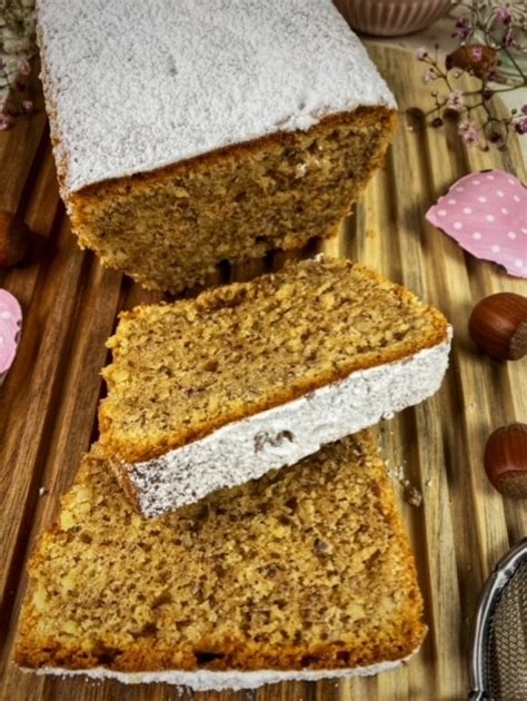 Frisch glasierter Tiroler Nusskuchen auf Kuchenrost mit gehackten Nüssen bestreut