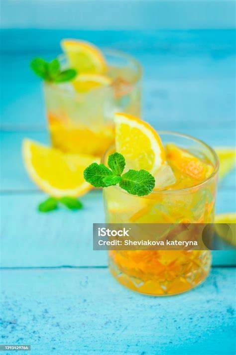 Frisch serviertes Tapioka-Kokosmilch-Dessert mit Minzblatt