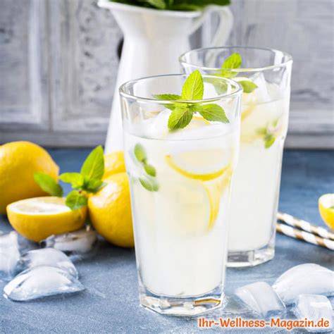 Frisch zubereitete Zitronenlimonade mit Eis und Minze in Glaskaraffe