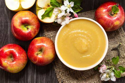 Frische Äpfel, Apfelmus und gesunde Zutaten für Apfelkuchen