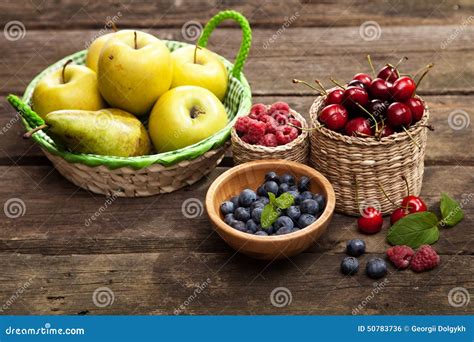 Frische Äpfel auf einem Holztisch, Marmeladengläser und Gelee
