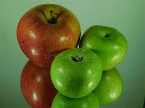 Frische Äpfel in verschiedenen Sorten und Farben