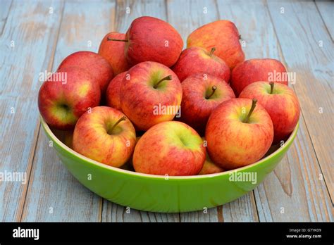 Frische Äpfel mit Schale auf einem Holztisch