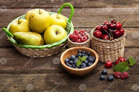 Frische Äpfel und Birnen auf einem Holztisch