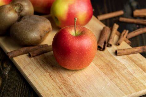 Frische Äpfel und Marzipan auf Holztisch