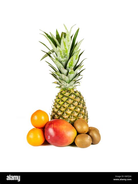 Frische Ananas und Kiwis auf Holzbrett