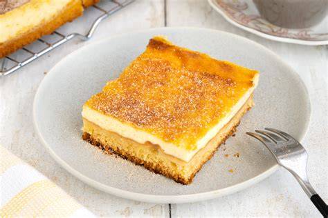 Frische Apfelscheiben auf cremigem Schmandkuchen nach dem Backen