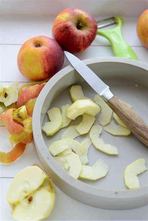 Frische Apfelscheiben für den Apfelkuchen schneiden