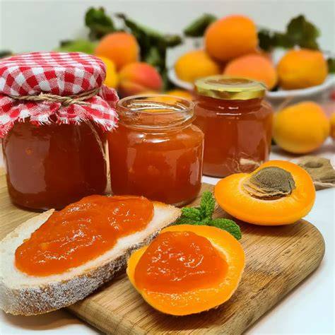 Frische Aprikosen und Marmelade im Glas