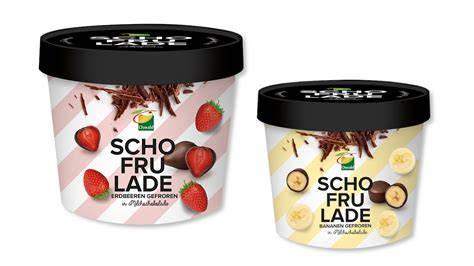 Frische Bananen und gefrorene Früchte für veganes Eis