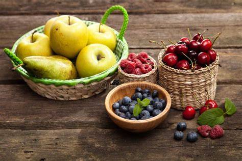 Frische Beeren und Äpfel als Infografik zur Marmeladenzubereitung