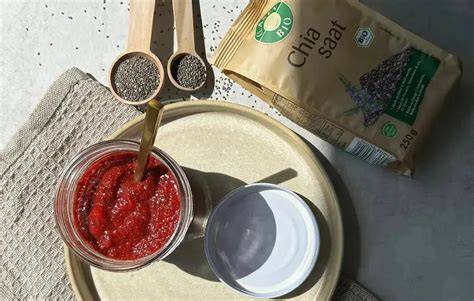 Frische Beeren und Chiasamen für Fruchtaufstrich