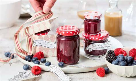 Frische Beeren und Gläser mit Marmelade