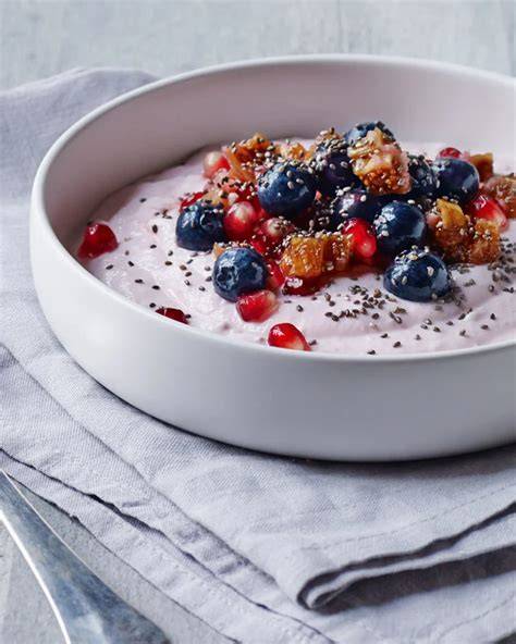 Frische Beeren und Minze als Topping