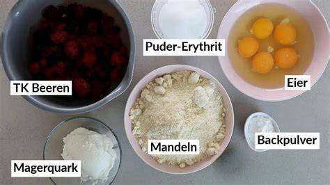Frische Beeren und Quark als Zutaten für Kuchen