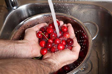 Frische Beeren vorbereiten (Waschen, halbieren)