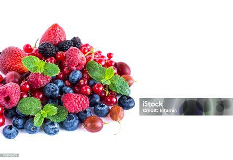 Frische Beerenmischung: Himbeeren, Johannisbeeren und Stachelbeeren