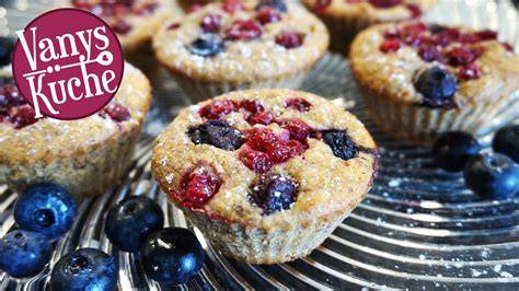 Frische Beerenschnecken, zuckerfrei gebacken mit Datteln und Beeren
