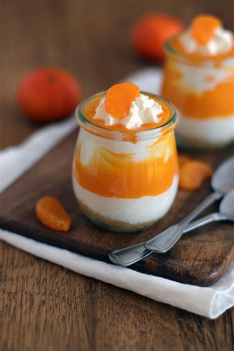 Frische Bio-Orangen und Zutaten für Orangenspiegel Dessert