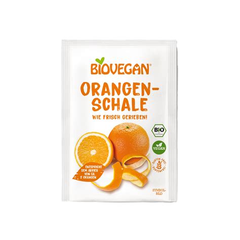 Frische Bio-Orangen und geriebene Orangenschale auf Backblech