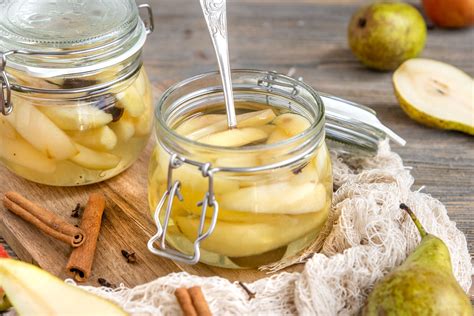 Frische Birnen, Zutaten und Birnenkompott für das Tiramisu