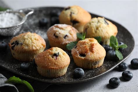 Frische Blaubeeren und Muffins auf einem Teller