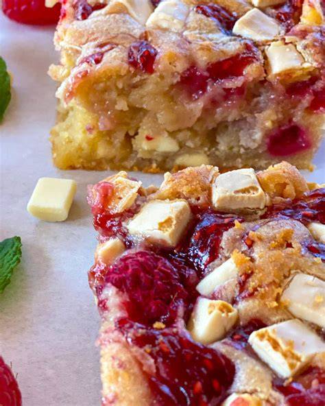 Frische Blondies in der Backform mit weißer Schokolade und Beeren